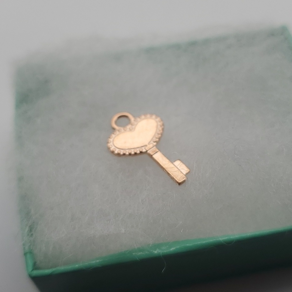 Lace doily key‎ charm